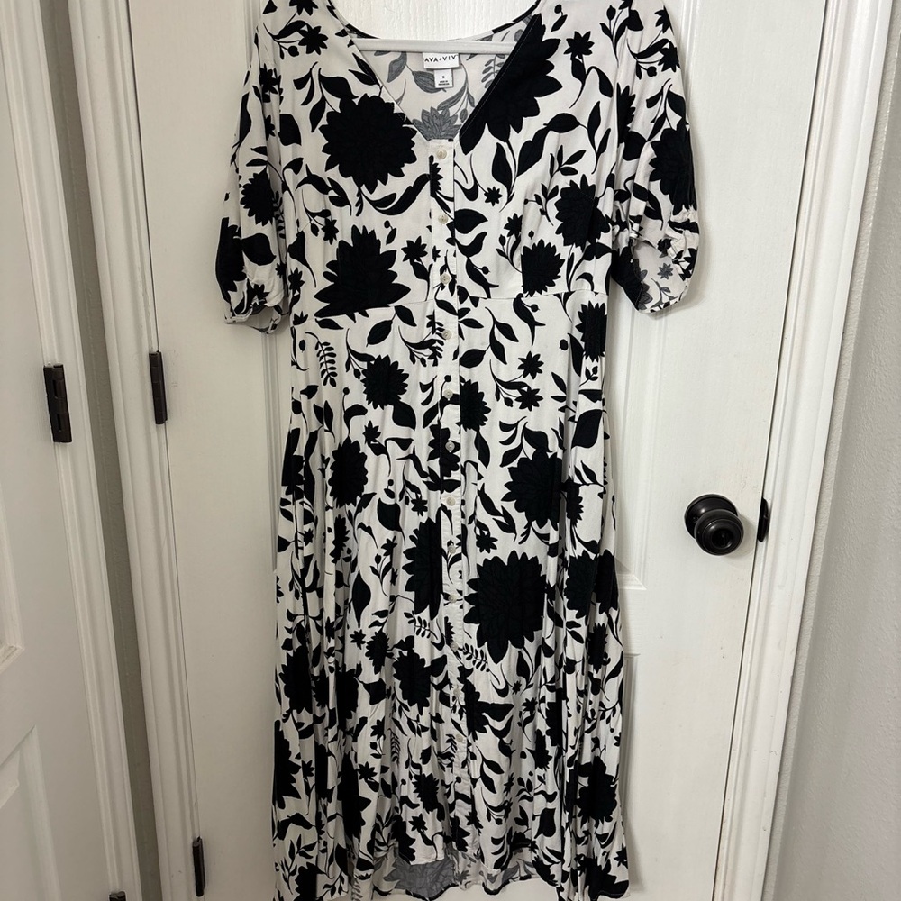 Ava & Viv Black and White Floral Midi Dress